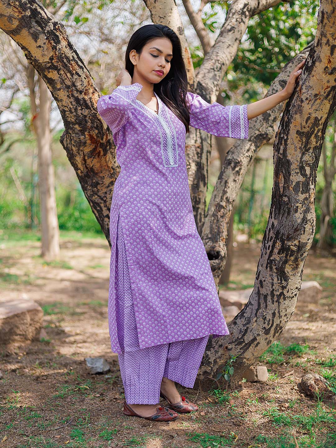 Mauve kurta set with lace details  and sleeves with Back lace patch.